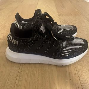 Adidas size 7 black and silver sneaker EUC